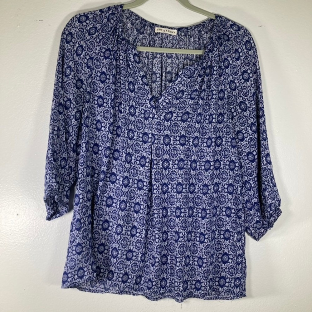 Artisan NY M Blue White Medallion Print Rayon 3/4 Sleeve Split Neck Blouse Top